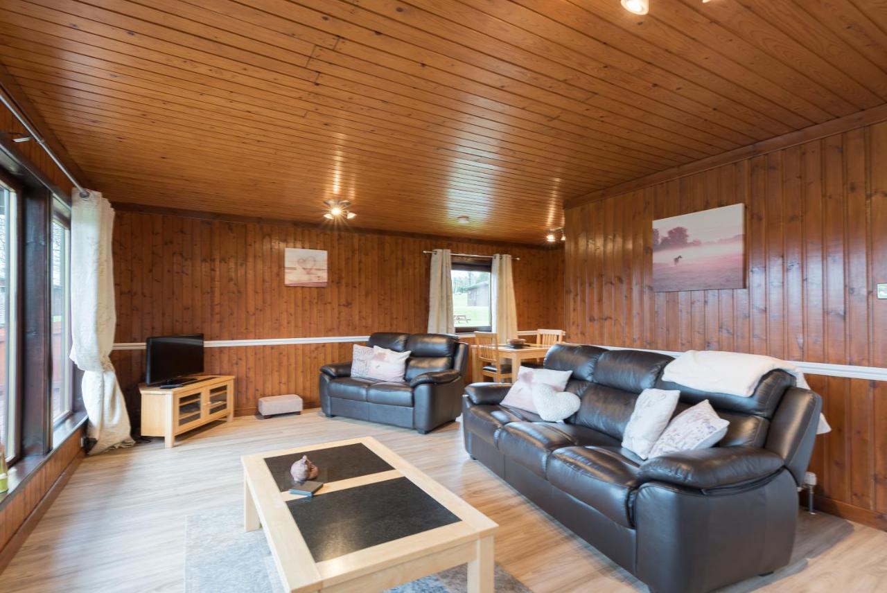 Bluebell Lodge 9 With Hot Tub ニュートン・スチュワート エクステリア 写真