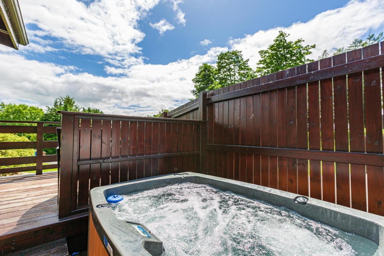 Bluebell Lodge 9 With Hot Tub ニュートン・スチュワート エクステリア 写真